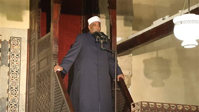 خطيب الجامع الأزهر يدعو الشباب للعمل النزيه والابتعاد عن استغلال التكنولوجيا في الأفعال المشينة
