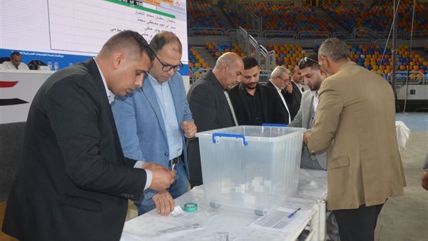 جانب من إجراء القرعة