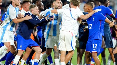 مشادة بين لاعبي فرنسا والأرجنتين بعد انتهاء مباراة ربع نهائي أولمبياد باريس 2024| فيديو