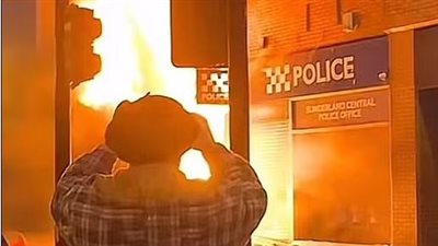 حرق قسم شرطة وإصابة 3 ضباط ونهب متاجر.. حالة شغب تجتاح بريطانيا في الساعات الأخيرة