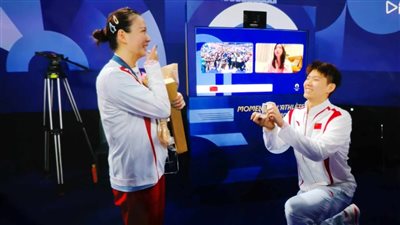 بعد حصد ذهبية كرة الريشة.. لاعب الصين يخطب زميلته أمام الجميع