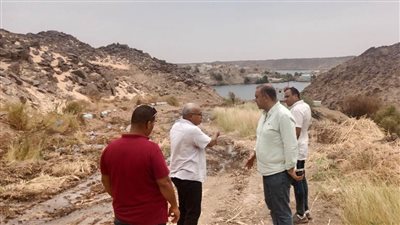 بعد سقوط الأمطار.. محافظ أسوان يكلف المسئولين بسرعة تشغيل المرافق العامة بكامل طاقتها