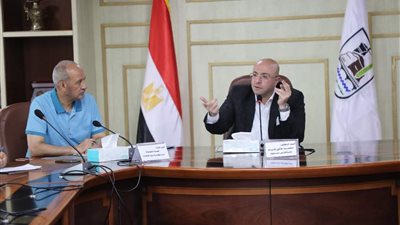 محافظ بني سويف يناقش عددًا من الملفات والطلبات خلال اجتماع مجلس إدارة مشروع المواقف 