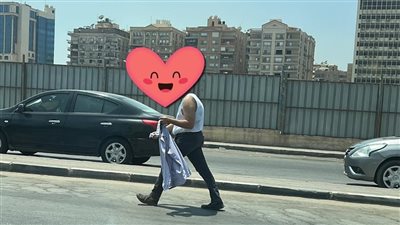 عندي انترفيو وخايف القميص يتبهدل.. رجل يسير بملابسه الداخلية حتى لا يخسر وظيفته