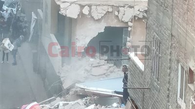 سقوط أجزاء من منزل مجاور لـ عقار الساحل المنهار