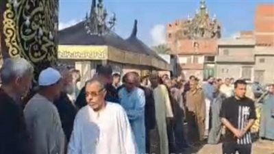 الدموع تغلب أسر المنتجين الثلاثة ضحايا حادث الضبعة خلال العزاء | بث مباشر