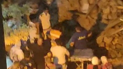 وسط صراخ الأهالي.. استخراج جثة جديدة من أسفل أنقاض عقار الساحل المنهار| بث مباشر