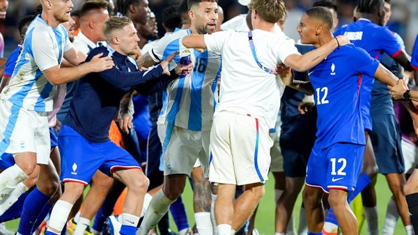 مشادة بين لاعبي فرنسا
