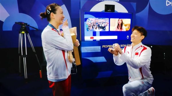 لاعب الصين يخطب زميلته