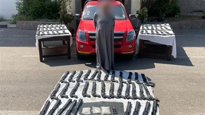 سبق اتهامه في 38 قضية.. ضبط عنصر إجرامي بحوزته 70 قطعة سلاح و10 آلاف قرص مخدر بالجيزة 