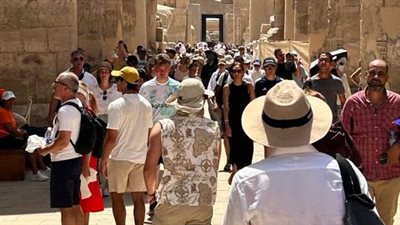 رغم ارتفاع درجات الحرارة.. 5000 سائح يزورون معابد الكرنك بالأقصر│ صور