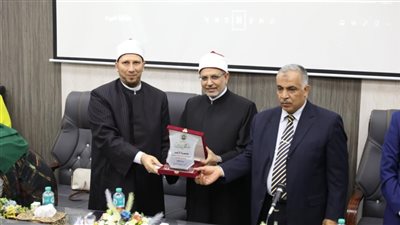 جامعة الأزهر تكرّم رئيس منطقة الإسكندرية