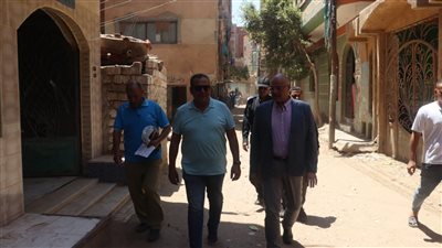 محافظ القليوبية يصطحب مواطنا إلى قريته لحل مشكلته فورا