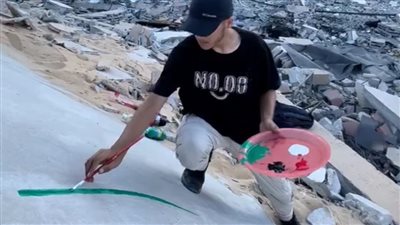 ريشة وألوان فوق الركام.. فلسطيني يسلط الضوء على قضية بلاده عبر الرسومات على منزله المقصوف