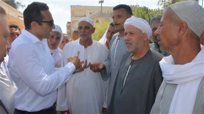 بعد إقالة الطاقم الإداري بالكامل.. نائب محافظ البحيرة يتابع توزيع الأسمدة بجمعية فرهاش