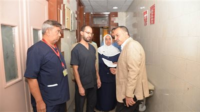 محافظ أسيوط يفاجئ العاملين بالمستشفى العام لمتابعة الخدمات المقدمة للمرضى