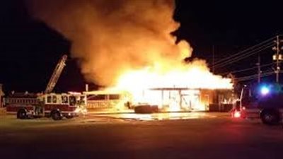 عامل يشعل النار في المطعم لطرد الزبائن