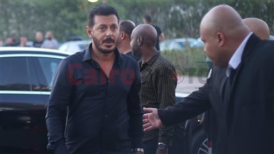 كريم عبد العزيز ومصطفى شعبان يصلان عزاء منتجي سينرجي