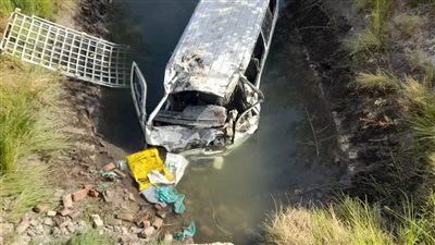 انتشال جثة عامل وسائق مصابًا من المياه إثر انقلاب ميكروباص في ترعة بقنا | أسماء وصور