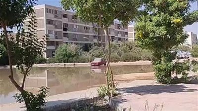 المياه غرقت الشوارع.. انفجار خط مياه رئيسي في العاشر من رمضان وجهود لإصلاح العطل| بث مباشر