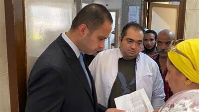 نائب وزير الصحة يتفقد المركز الطبي بالتجمع الخامس.. ويوصي بصرف مكافأة لمثقفة صحية