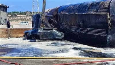 اصطدمت بسيارتين.. تفاصيل اندلاع حريق بسيارة نقل محملة بمواد بترولية على الطريق الدولي بالإسكندرية