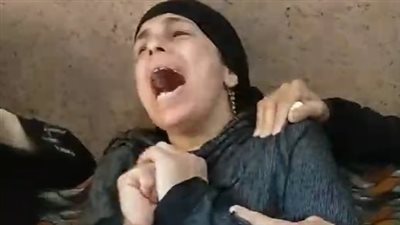 انهيار والدة شاب قُتل على يد والده بالمنوفية: ضربه لحد ما مات|بث مباشر