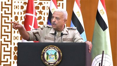 وزير الدفاع والإنتاج الحربي يلتقي عددا من رجال القوات المسلحة بالمنطقة الغربية العسكرية