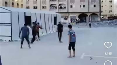 ترفيه تحت القصف.. أطفال غزة يلعبون كرة القدم بين الأنقاض 