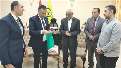 محافظ شمال سيناء يسلم مواطنًا قرضًا بـ2 مليون جنيه لتمويل مشروع تجاري