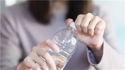 كيف يؤثر شرب المياه من الزجاجات البلاستيكية على ضغط الدم؟