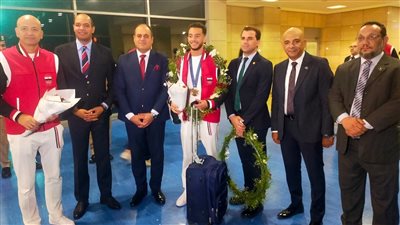 صاحب البرونزية.. وصول محمد السيد لاعب السلاح إلى مطار القاهرة