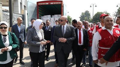 محافظ بني سويف يدشن قافلة الهلال الأحمر لتقديم خدمات صحية ومساعدات غذائية للأولى بالرعاية 