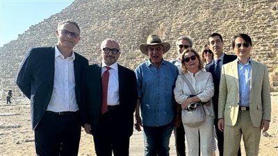 زاهي حواس يصطحب وزير الثقافة الإيطالي لزيارة الأهرامات وأبو الهول