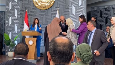 حوار بين وزير التعليم والأولى على الجمهورية مكفوفين خلال تكريمها.. ماذا قالت؟