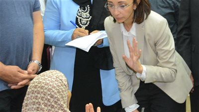 محافظ البحيرة تلتقي بـ 18 مواطنا لحل شكاواهم.. وتوجه رؤساء المدن ببحث احتياجات المواطنين ميدانيا