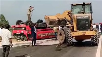 محملة بمواد قابلة للاشتعال.. انقلاب سيارة تريلا على طريق طنطا السنطة