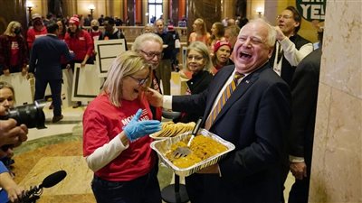 دافع عن داعمي فلسطين.. من هو مرشح كامالا هاريس لمنصب نائب الرئيس الأمريكي؟