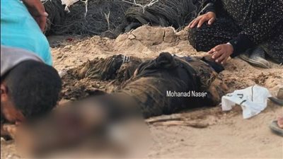 صغير فلسطيني يقبل قدم والده المتبقية من جثمانه بعد أن دهسته دبابات الاحتلال