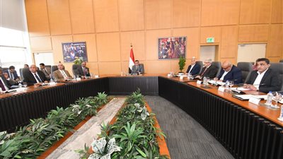 وزير الإسكان يوجه بتشكيل لجنة لدراسة آليات تنفيذ محطات التحلية بمطروح