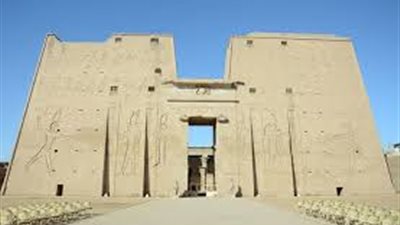 كلب ضال يعقر صغيرا إسبانيا خلال زيارته معبد إدفو بأسوان 