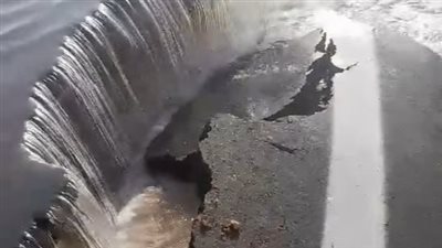 سيول شديدة على صحارى الوادي الجديد تغرق طريق أبو سمبل | صور