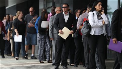 انخفاض معدل البطالة بين شباب العالم وتوقعات باستمرار التراجع