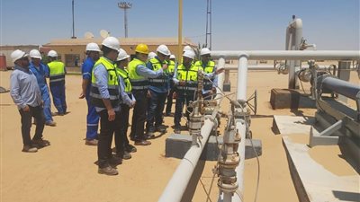 جولة ميدانية لرئيس الإدارة المركزية للإنتاج بوزارة البترول بحقول شركة بتروشهد بالصحراء الغربية