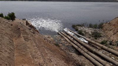 السيول تتسبب في تعكير مياه النيل بـ أسوان.. وقطع المياه عن عدة مناطق | بث مباشر