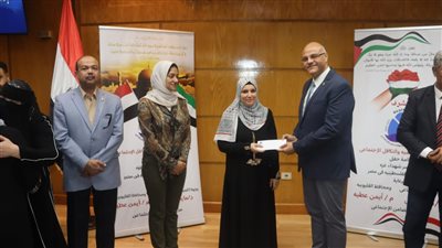 محافظ القليوبية يكرم عددا من الأسر الفلسطينية القادمة من غزة