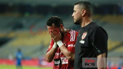 تأكيدًا لـ القاهرة 24.. طبيب الأهلي: إصابة كريم فؤاد بكدمة في الركبة خلال مباراة سموحة