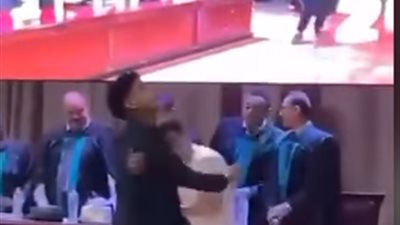 وصلة رقص لطالب في حفل تخرجه تثير ضجة.. وعميد كلية القرآن الكريم : لو كان الأمر بيدي لفصلت كل الراقصين