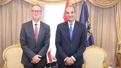 وزير الاتصالات يبحث مع سفير لاتفيا بمصر تعزيز التعاون بمجالات التحول الرقمي والتعهيد