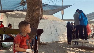 بعد امتلاء المستشفيات بالجرحى.. اللجوء لغصن شجرة لتعليق محلول دواء لصغير بغزة | صور